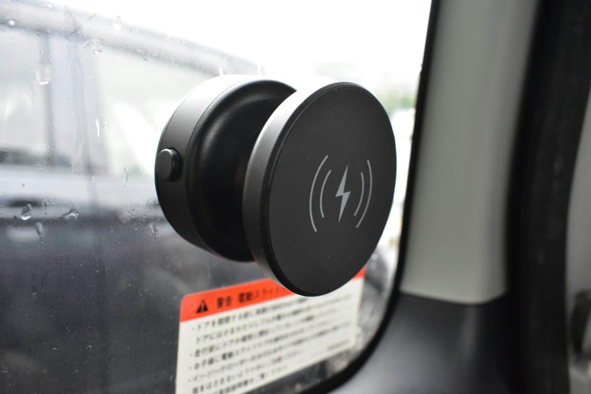 ワイヤレス充電機能付きスマホホルダー。マグネット＆真空吸着で全方位