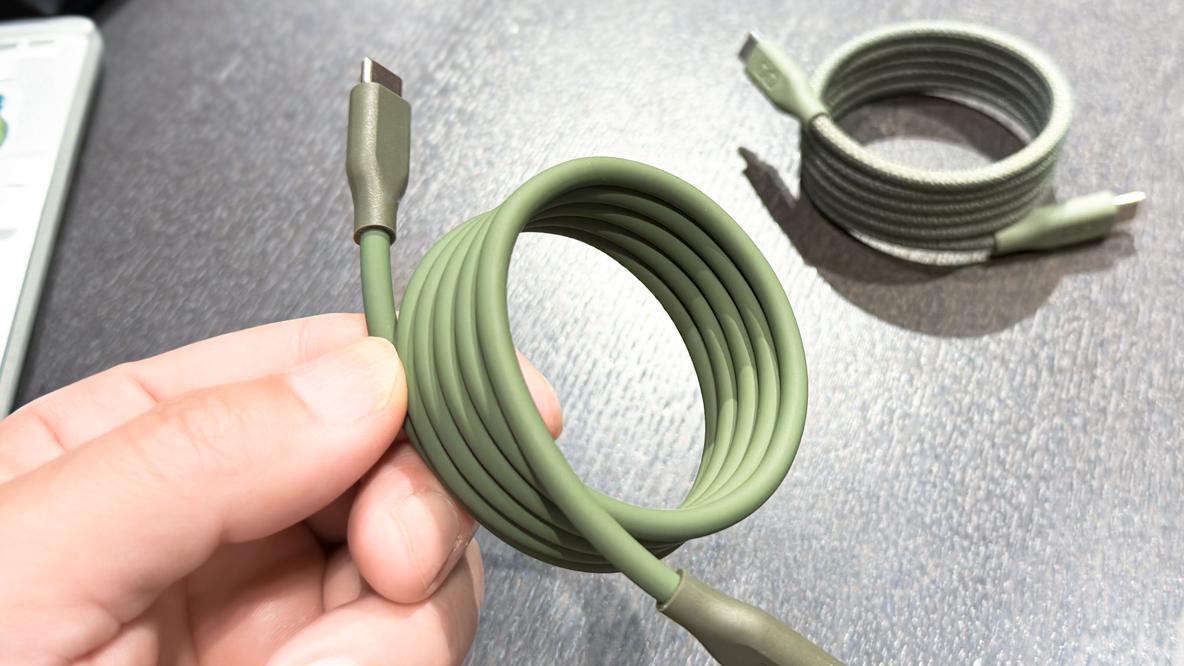 絡まり知らずのマグネット内蔵USBケーブルにシリコンタイプが登場