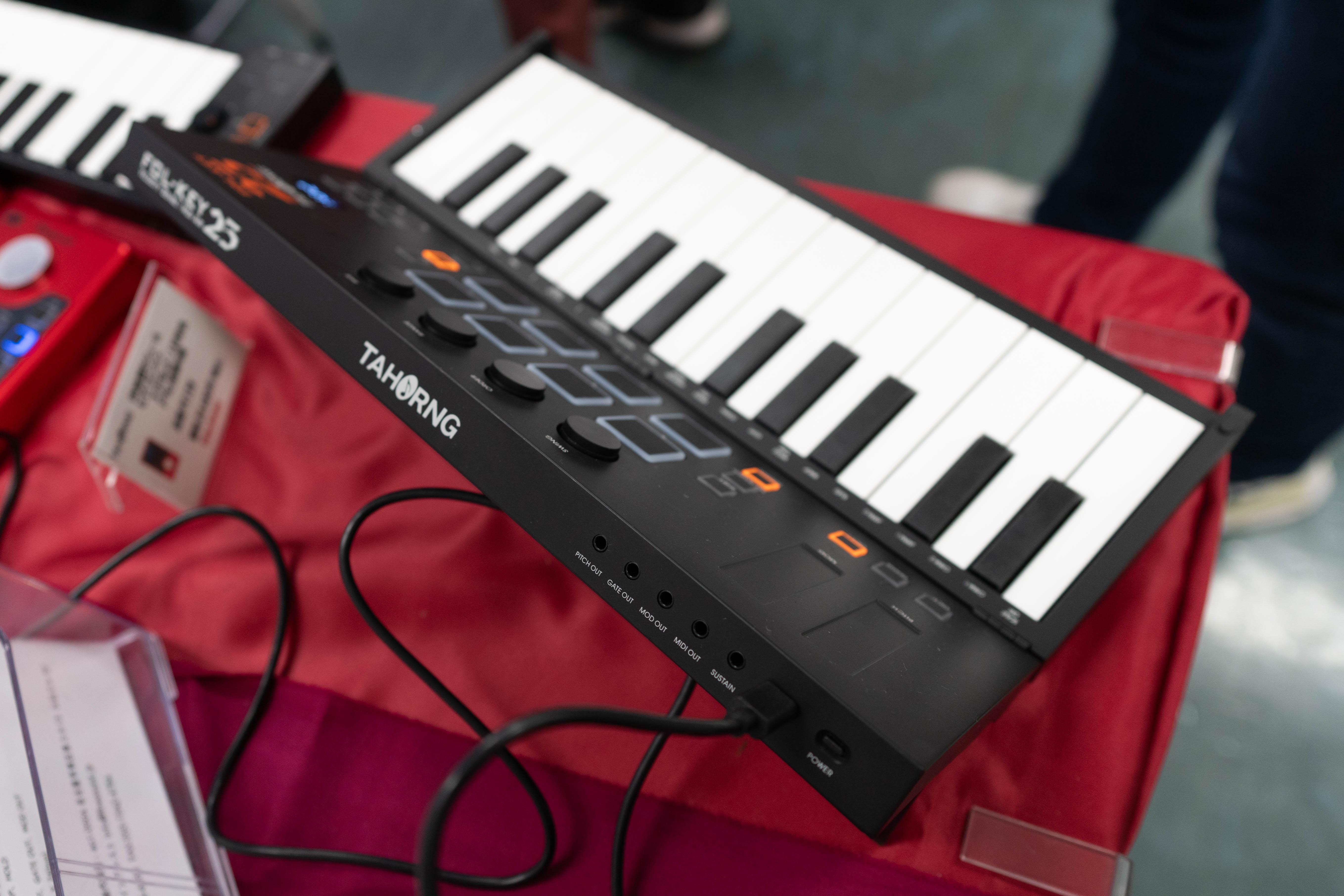 (在庫あり) TAHORNG / ELS10RD レッド 電子サックス Elesa10 エレサ デジタルサックス 電子サックス Elesa エレサ レッド TAHORNG デジタル