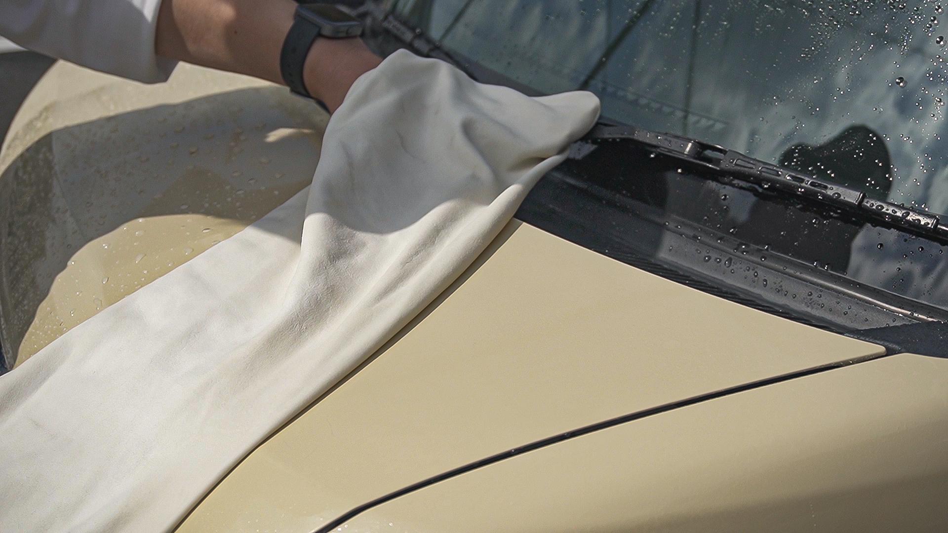 幅広い面をズバっと吸水。扱いやすい天然セーム革で洗車の拭き上げ捗り