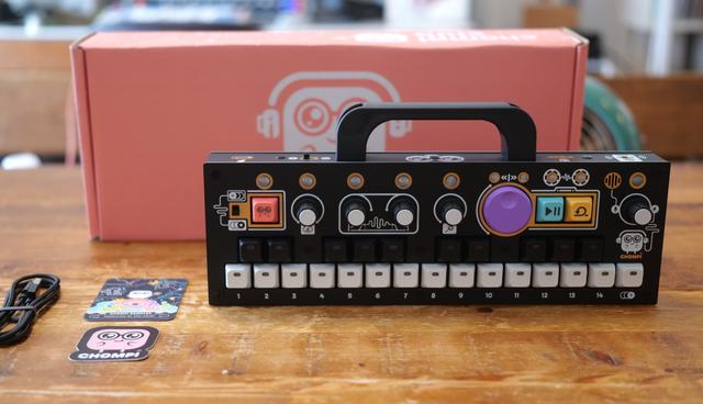 鍵盤がPCのキーボードまんまの｢CHOMPI｣。高機能サンプラーだけどむしろ