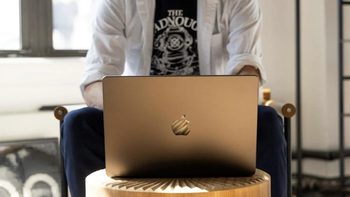 Apple MacBook Pro M4 ほぼ未使用 Apple Core付き 確実に進化したM4 