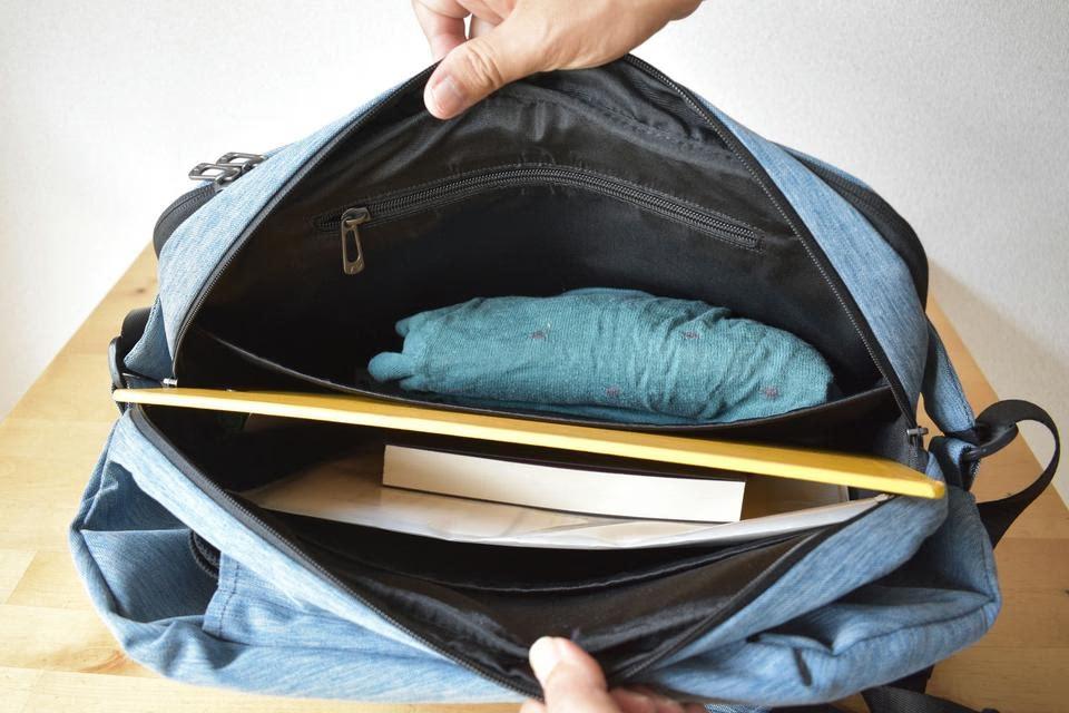 モノの置き場が自然に決まるノーストレスなボディバッグ。A4サイズも13