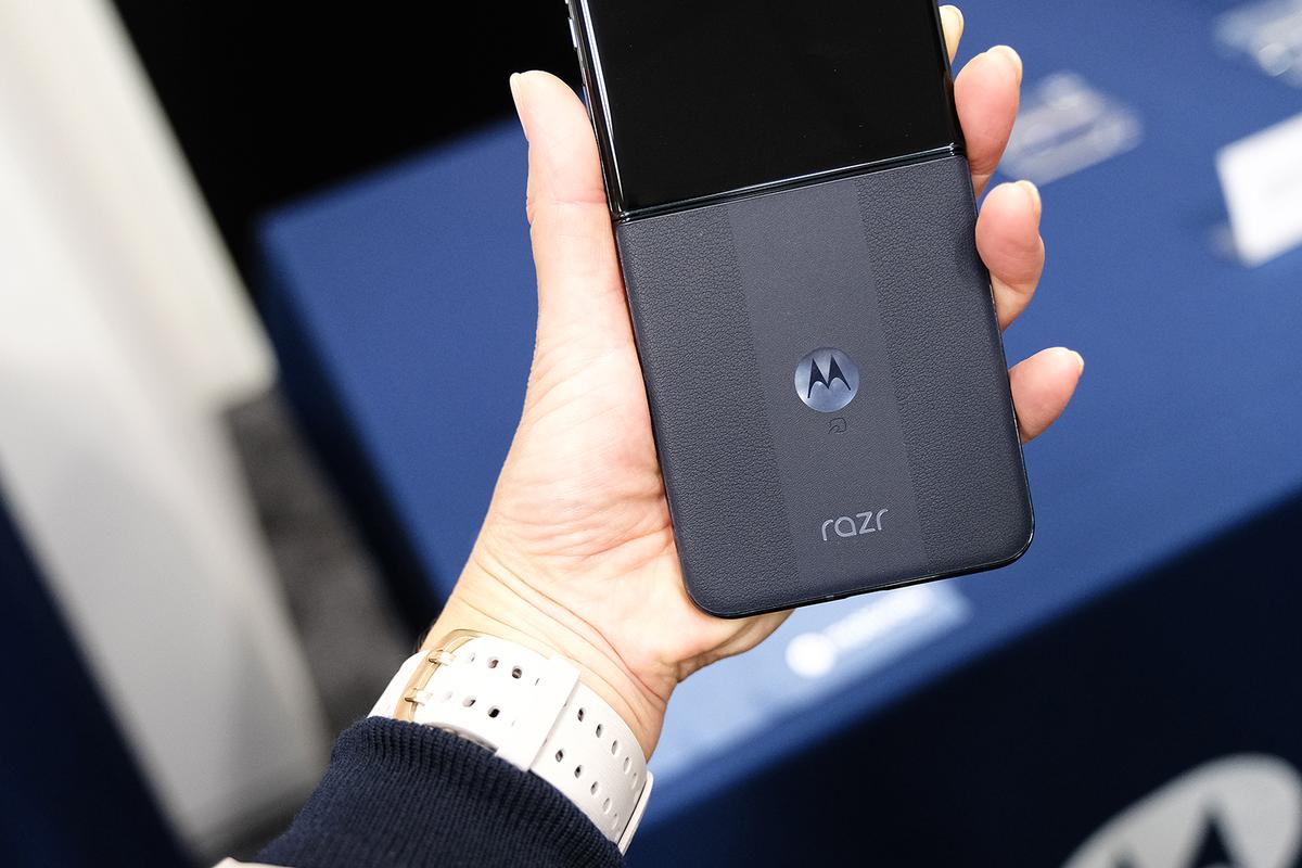大型アウトディスプレイが超優秀。モトローラの最新スマホ「motorola 
