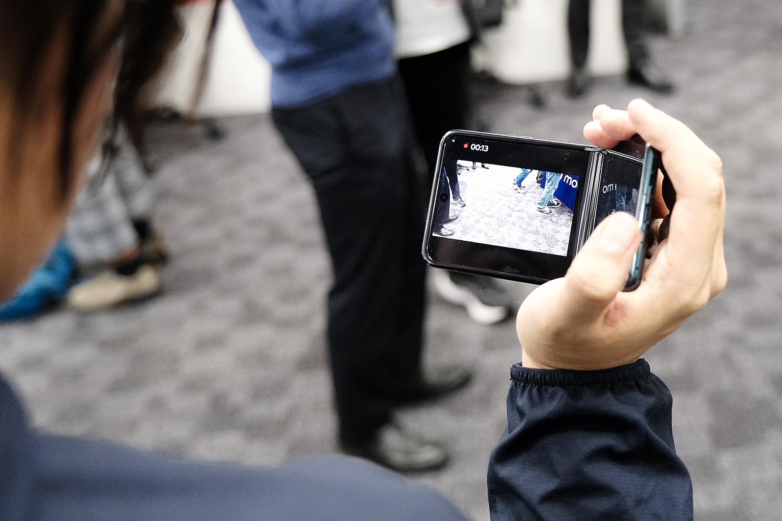 大型アウトディスプレイが超優秀。モトローラの最新スマホ｢motorola