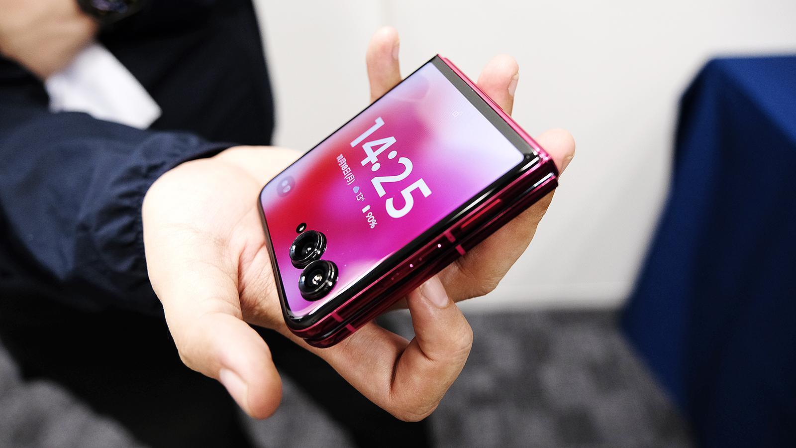 折りたたみスマホの低価格化。モトローラ｢motorola razr 50s｣が