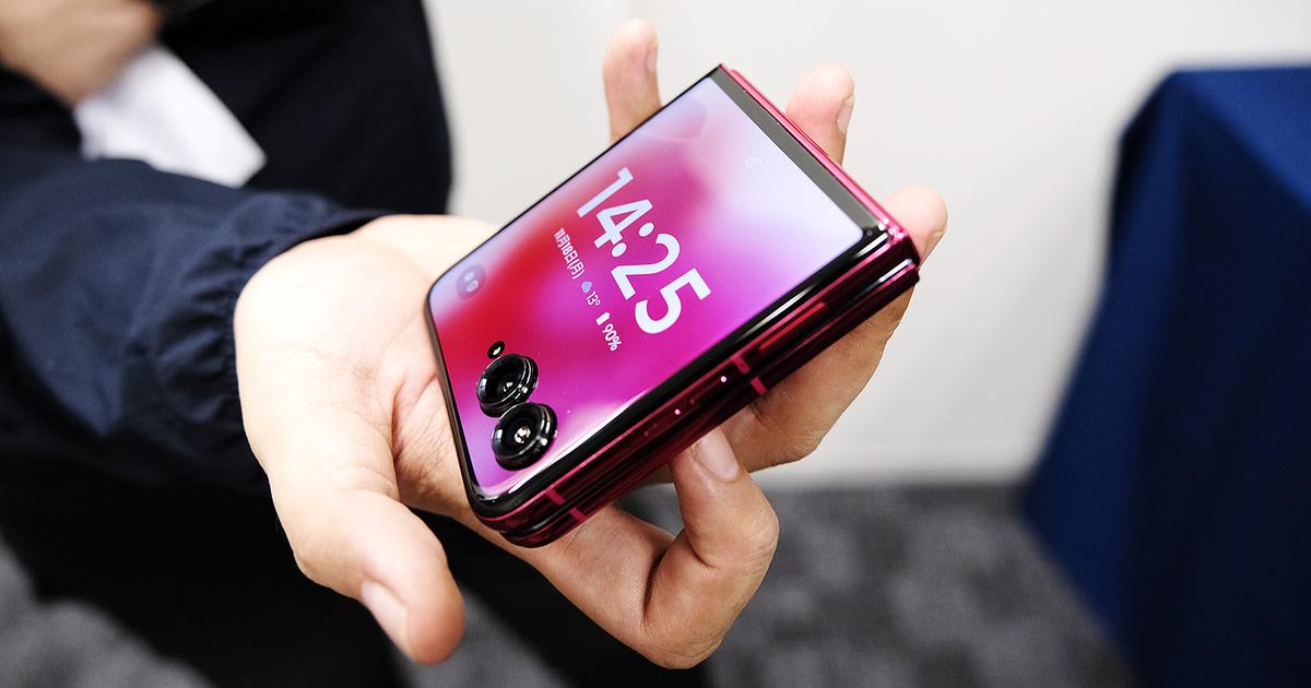 大型アウトディスプレイが超優秀。モトローラの最新スマホ「motorola 