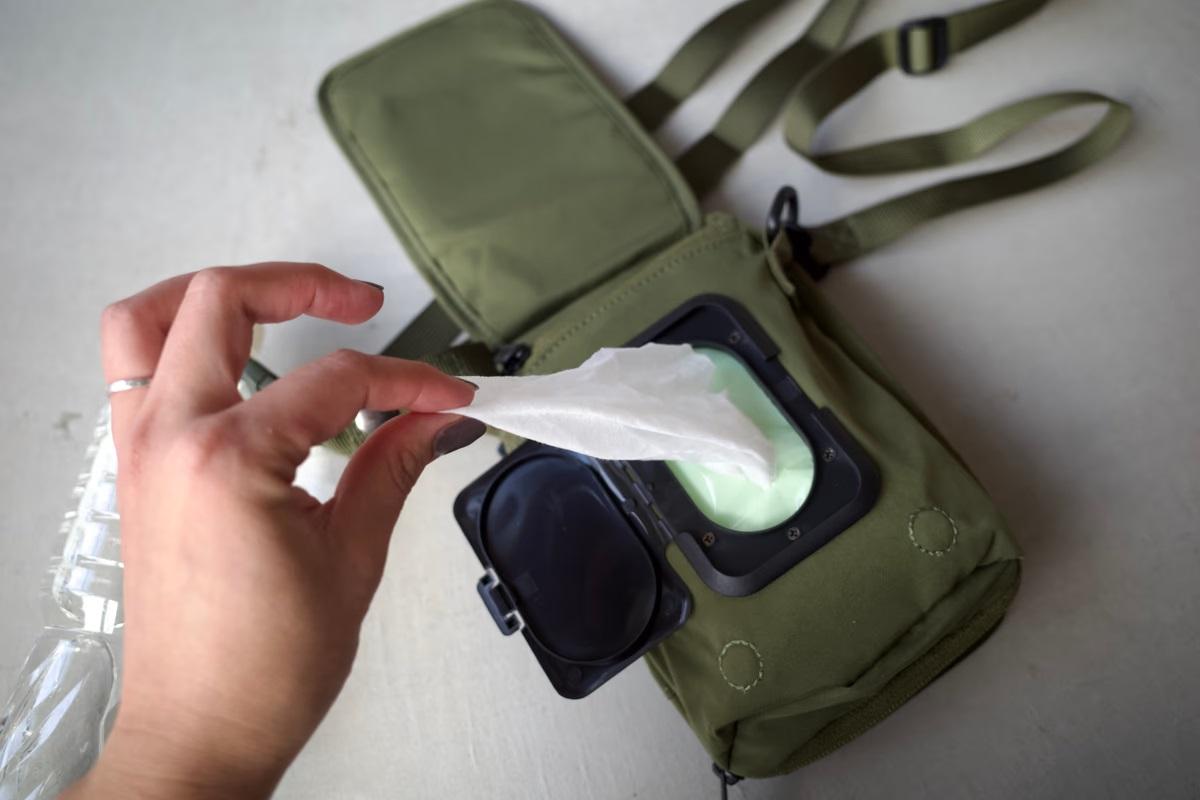 ウェットティッシュ専用ポケットも。便利バッグ｢SmashMINI｣子育ての強