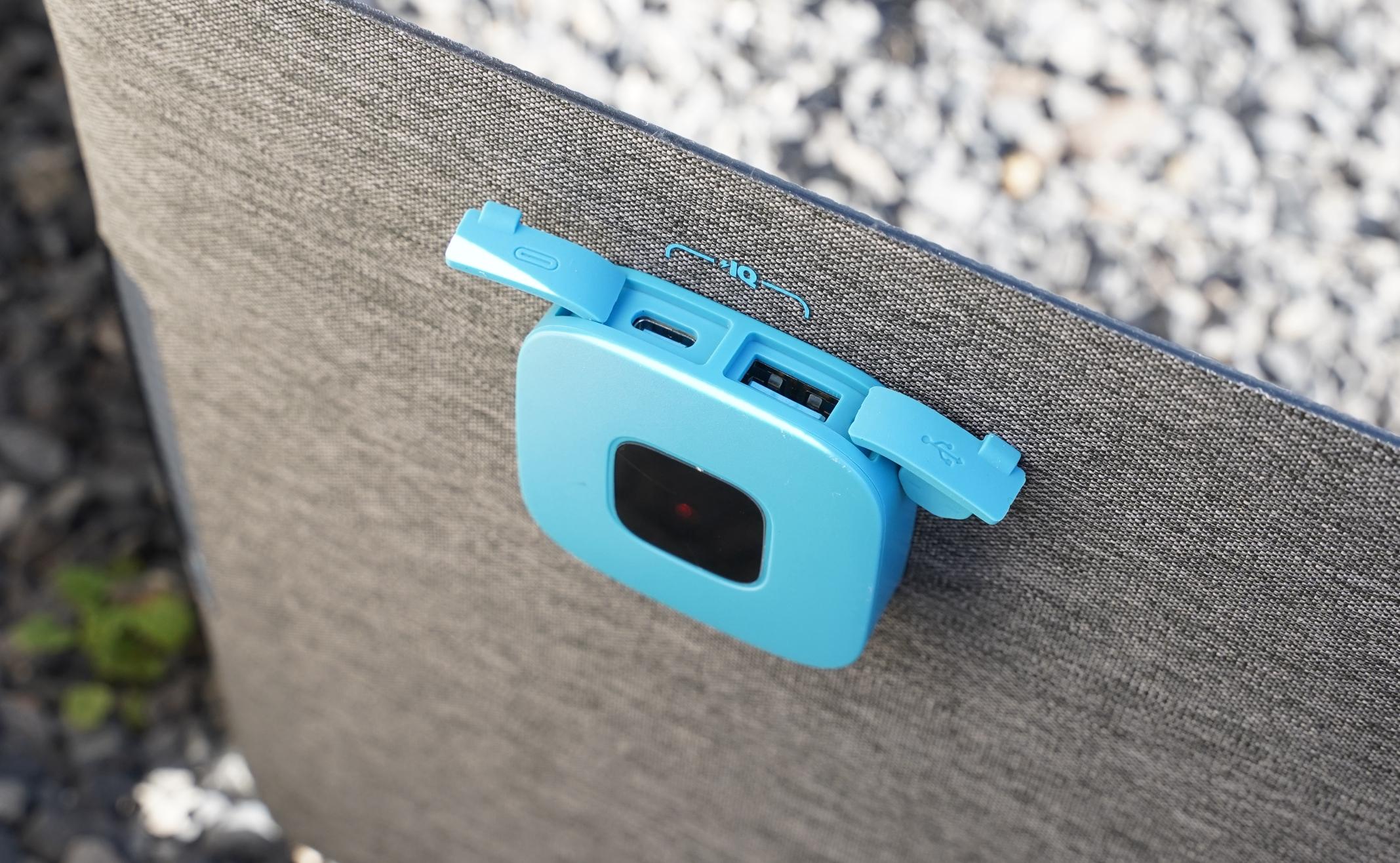 太陽さえ出ていれば、スマホ充電し放題。Ankerのうっすいソーラー
