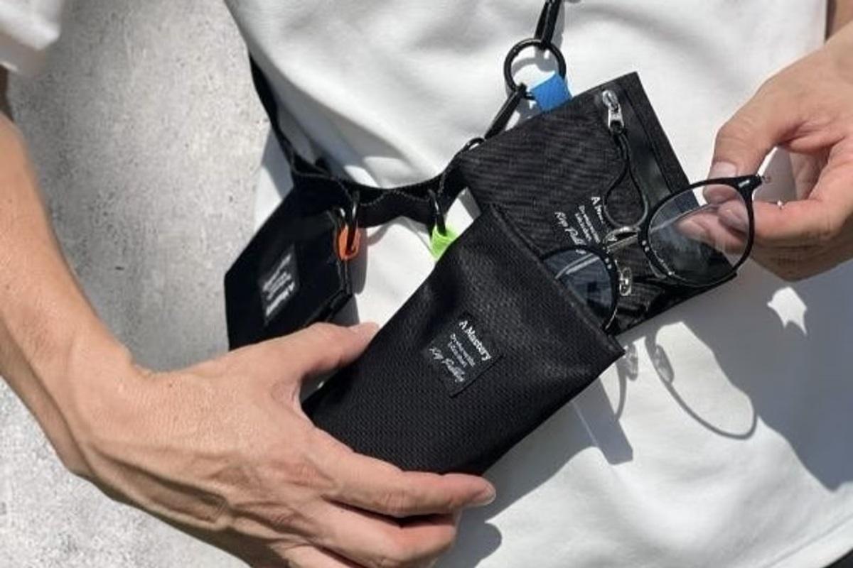 手ぶら、片手で取り出せる。探し物知らずな新感覚ショルダーストラップ