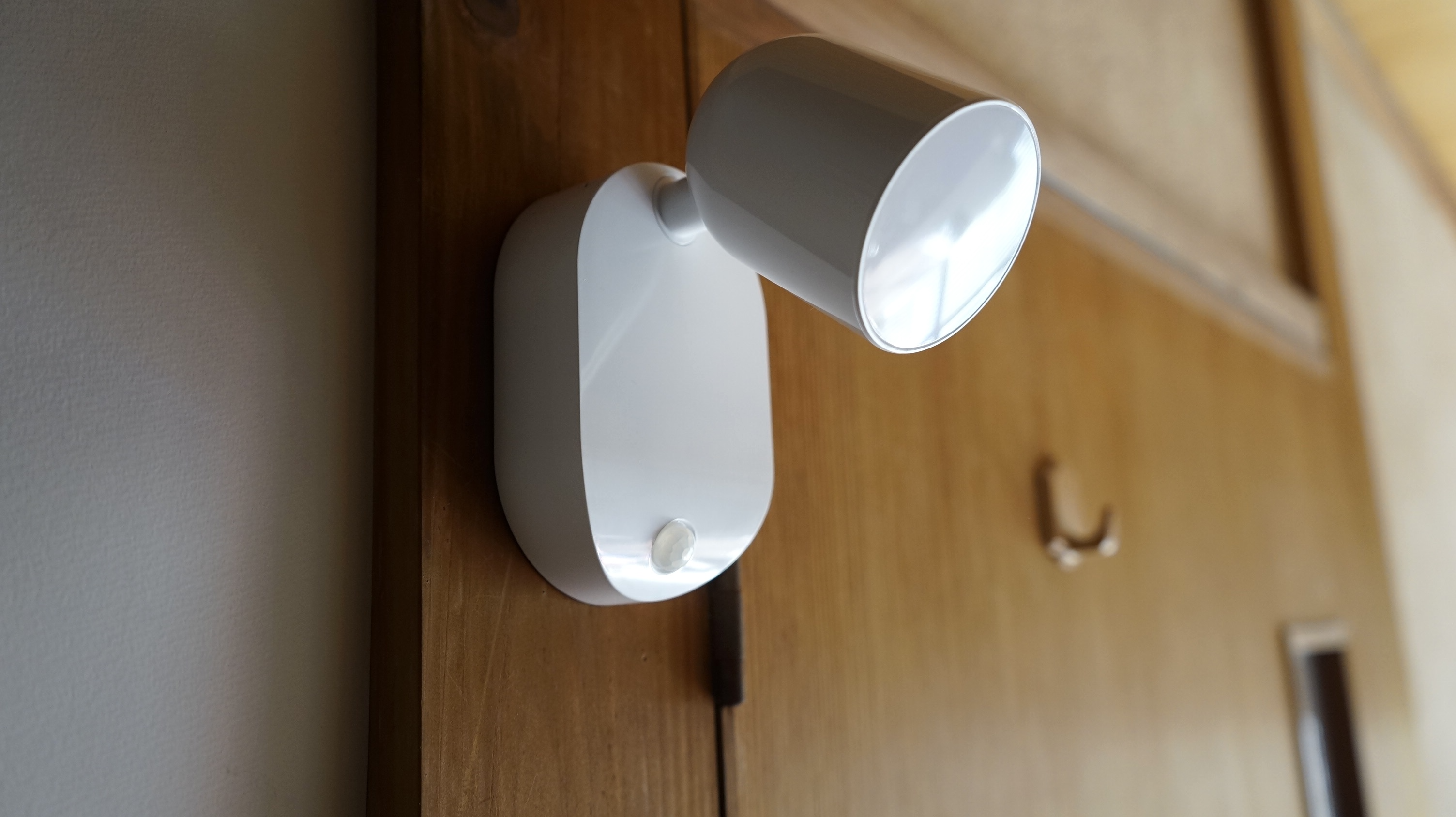 手軽に防犯したいならこれ。2,000円以下、取り付け簡単なエルパのセンサーライトが便利だった