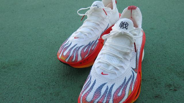 暴れ馬ぶりがすごい。世界最速の称号を持つNIKEのランニングシューズ  