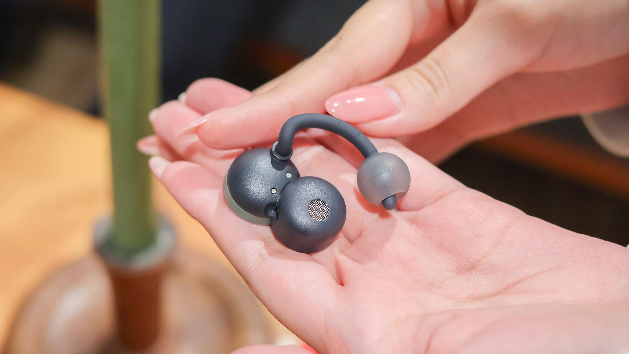 まるでイヤリング。完全ワイヤレス耳スピーカーで“聴き疲れ”しない