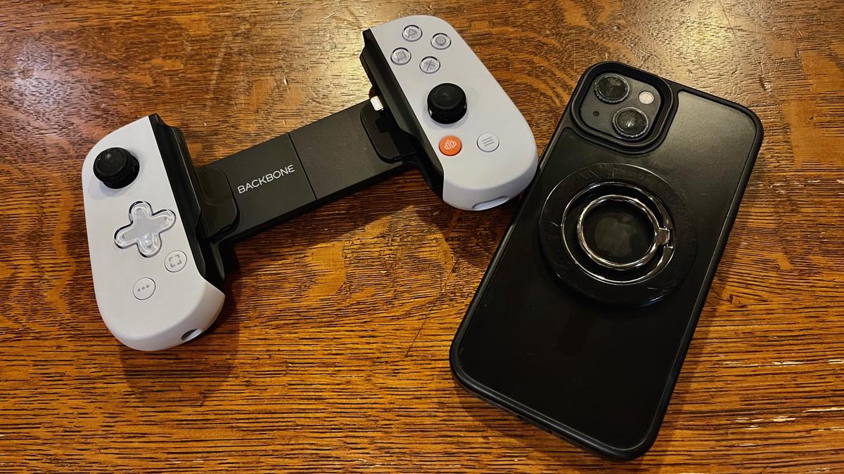 iPhoneでプレイできるゲームが爆増する。簡単取り付けコントローラー