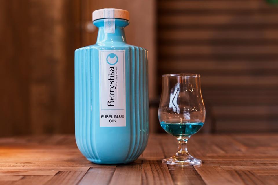 スロベニア発の飲むアート!?美しいブルーが広がる｢パーフル ブルージン