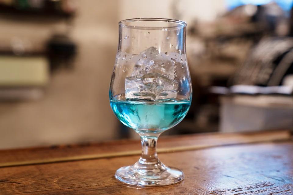 スロベニア発の飲むアート!?美しいブルーが広がる「パーフル
