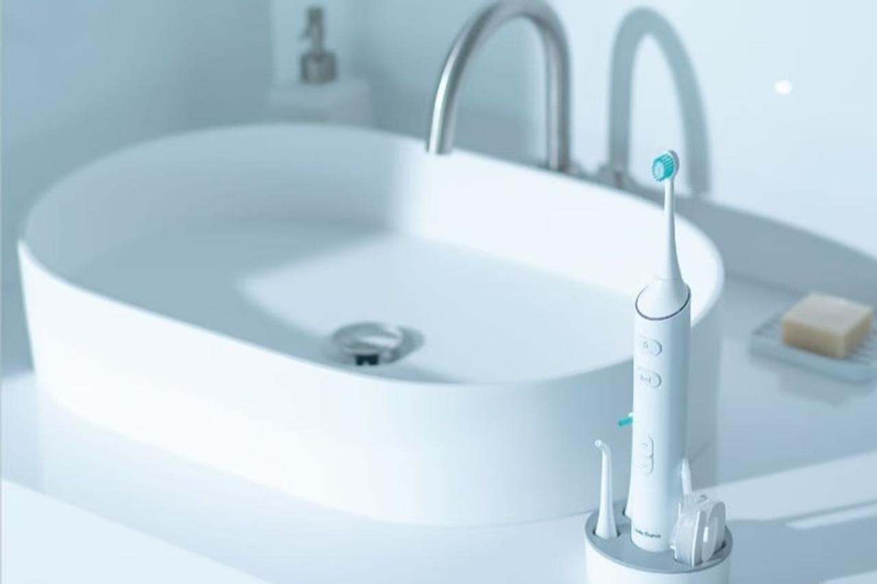｢音波振動×ジェット水流｣の歯間ケア。歯磨きとフロスの二役こなす電動歯ブラシ