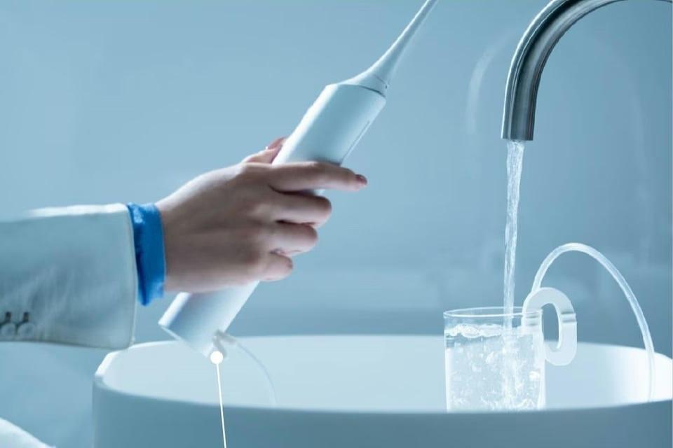 音波振動×ジェット水流」の歯間ケア。歯磨きとフロスの二役こなす 音波振動×ジェット水流」の歯間ケア。歯磨きとフロスの二役こなす