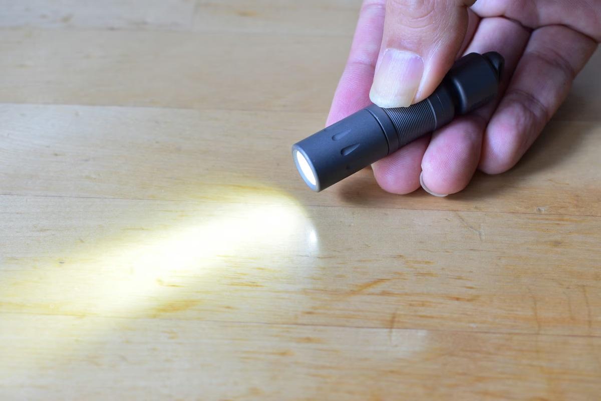 ミニボディにして明るいチタン製懐中電灯。スマホライト並みに手軽に