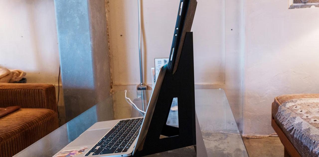 圧倒的疲れにくさ。PC作業の効率が大幅にアップする、縦置きポータブルモニタースタンド