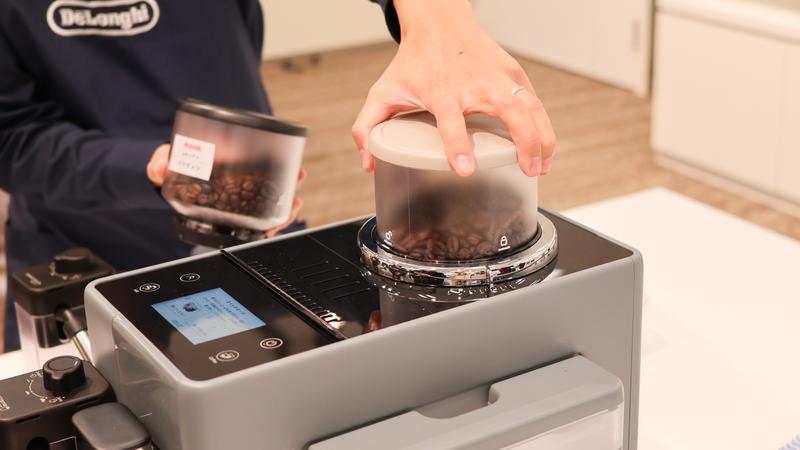 異なる豆が混ざらないデロンギのコーヒーマシン。ミルクメニューも