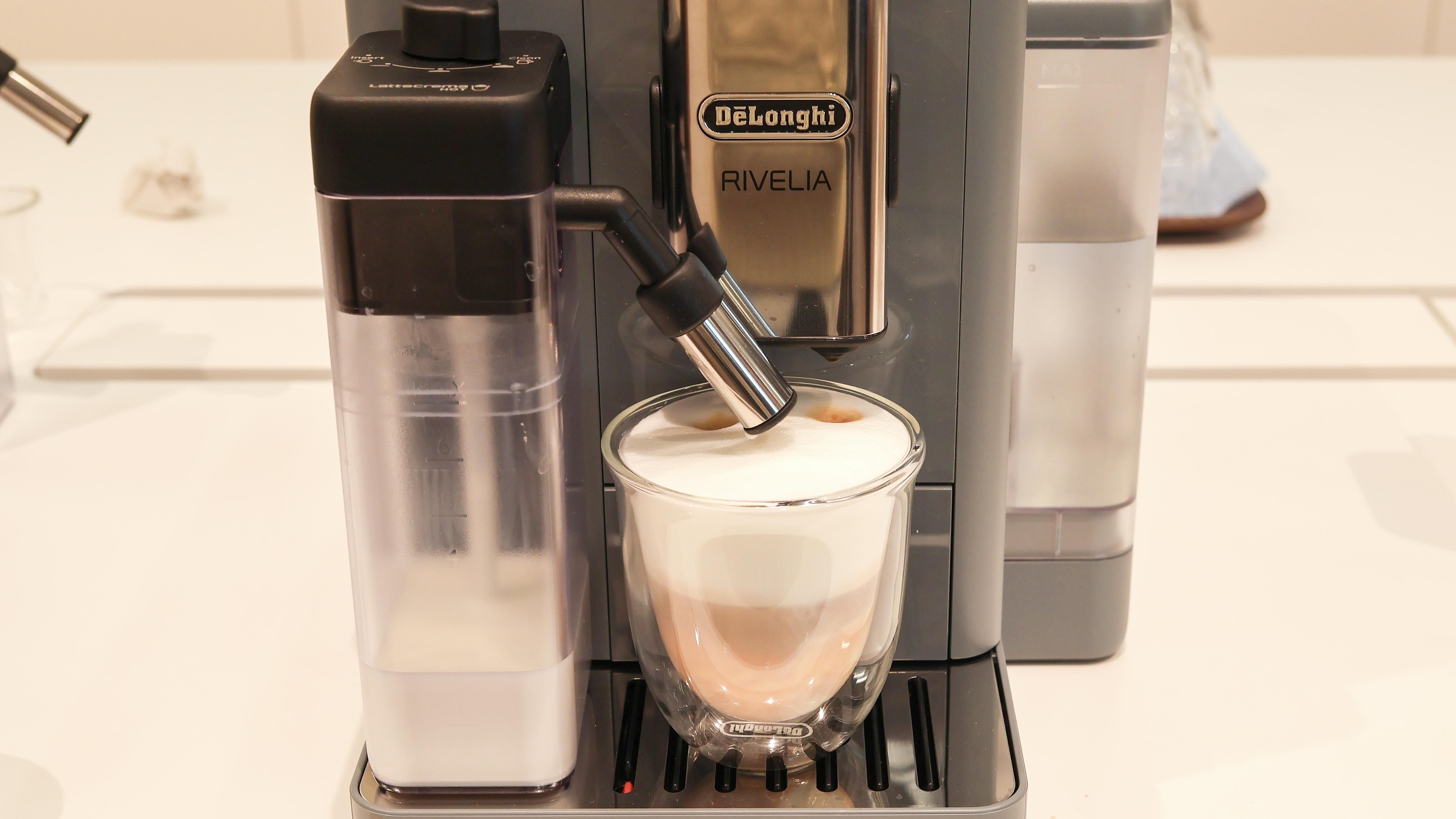 異なる豆が混ざらないデロンギのコーヒーマシン。ミルクメニューも