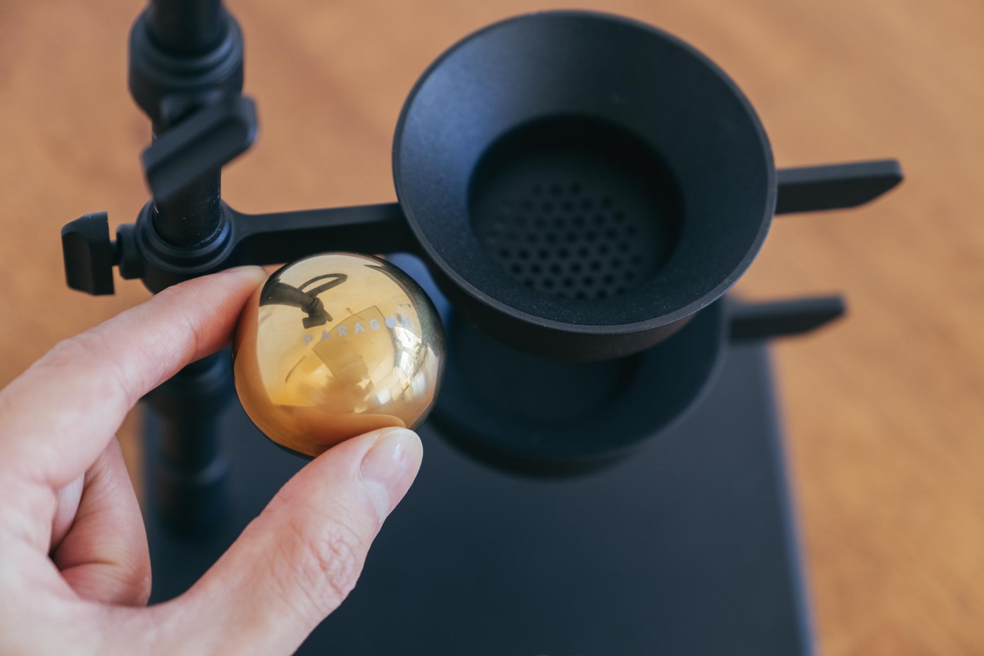 カチカチに冷やした“金属球”で、コーヒーはもっと、美味しくなる