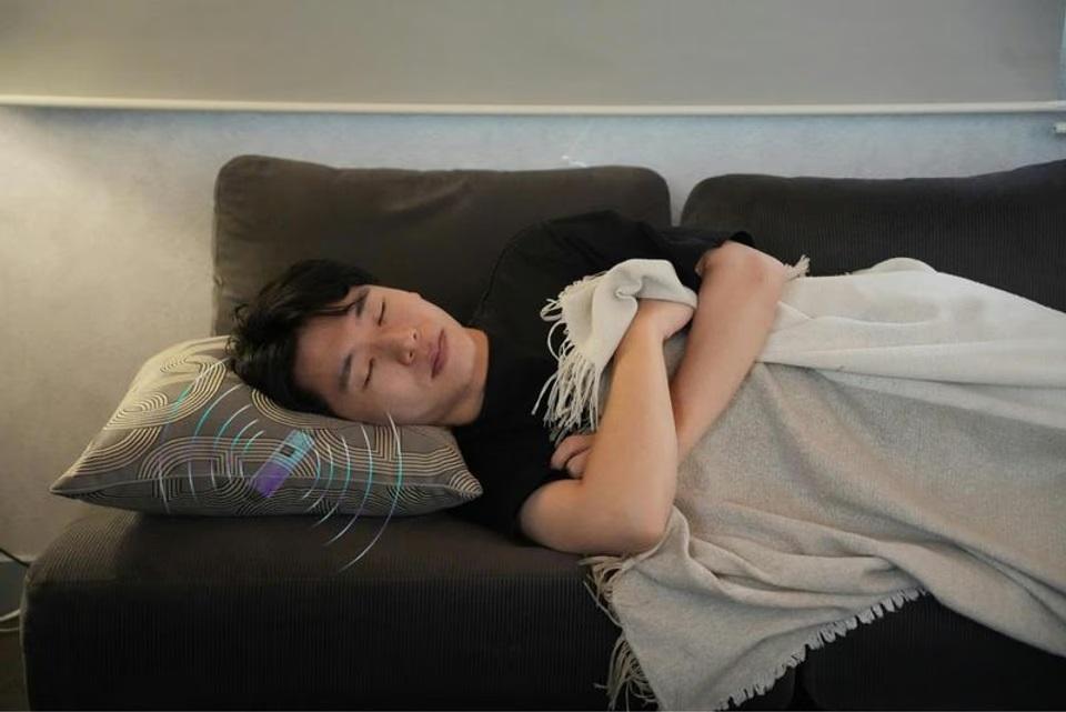 家族を気にせず音楽を楽しめる｢枕の下スピーカー｣が画期的だよ