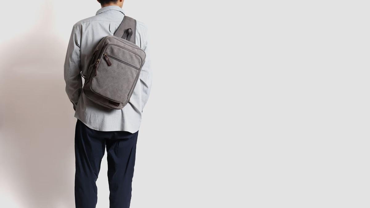 A4ファイルもペットボトルも全部入る！“見た目以上”の収納力を誇る帆布