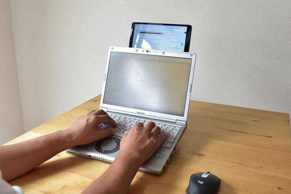 Wing Binder ホワイト 2nd Edition 話題のWING BINDERが仕事を効率化するか試してみた。モニター縦置きで2