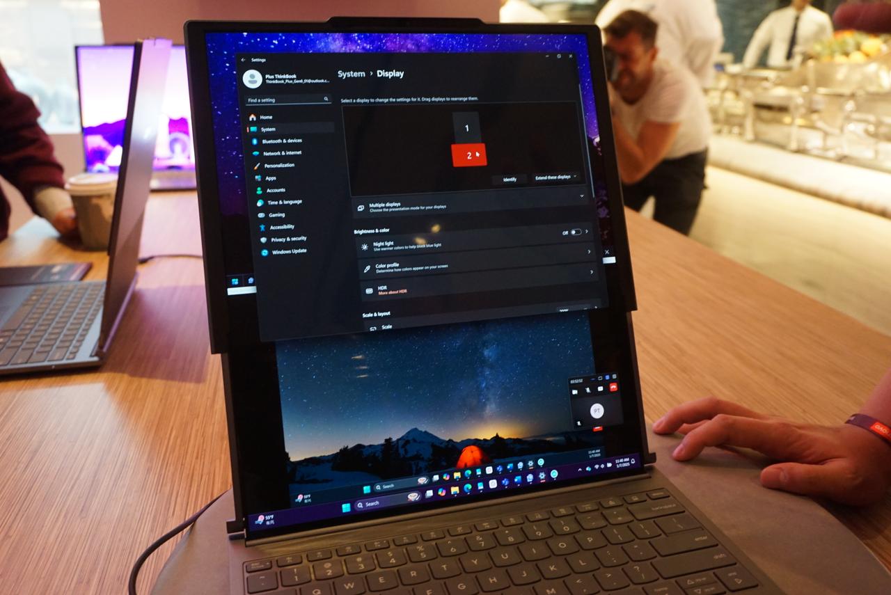 Lenovoの画面が｢伸びる｣ノートPCの｢伸ばすキー｣を押してきた #CES2025