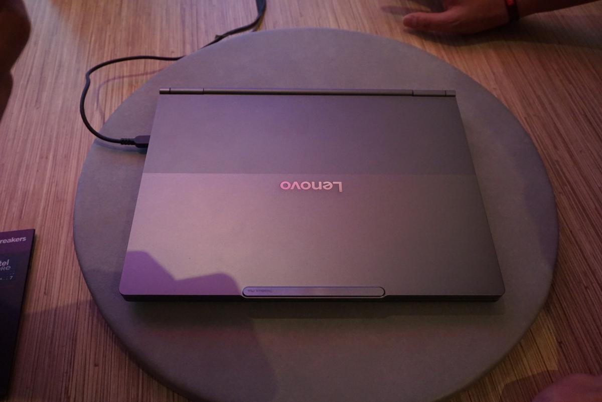 Lenovoの画面が「伸びる」ノートPCの「伸ばすキー」を押してきた