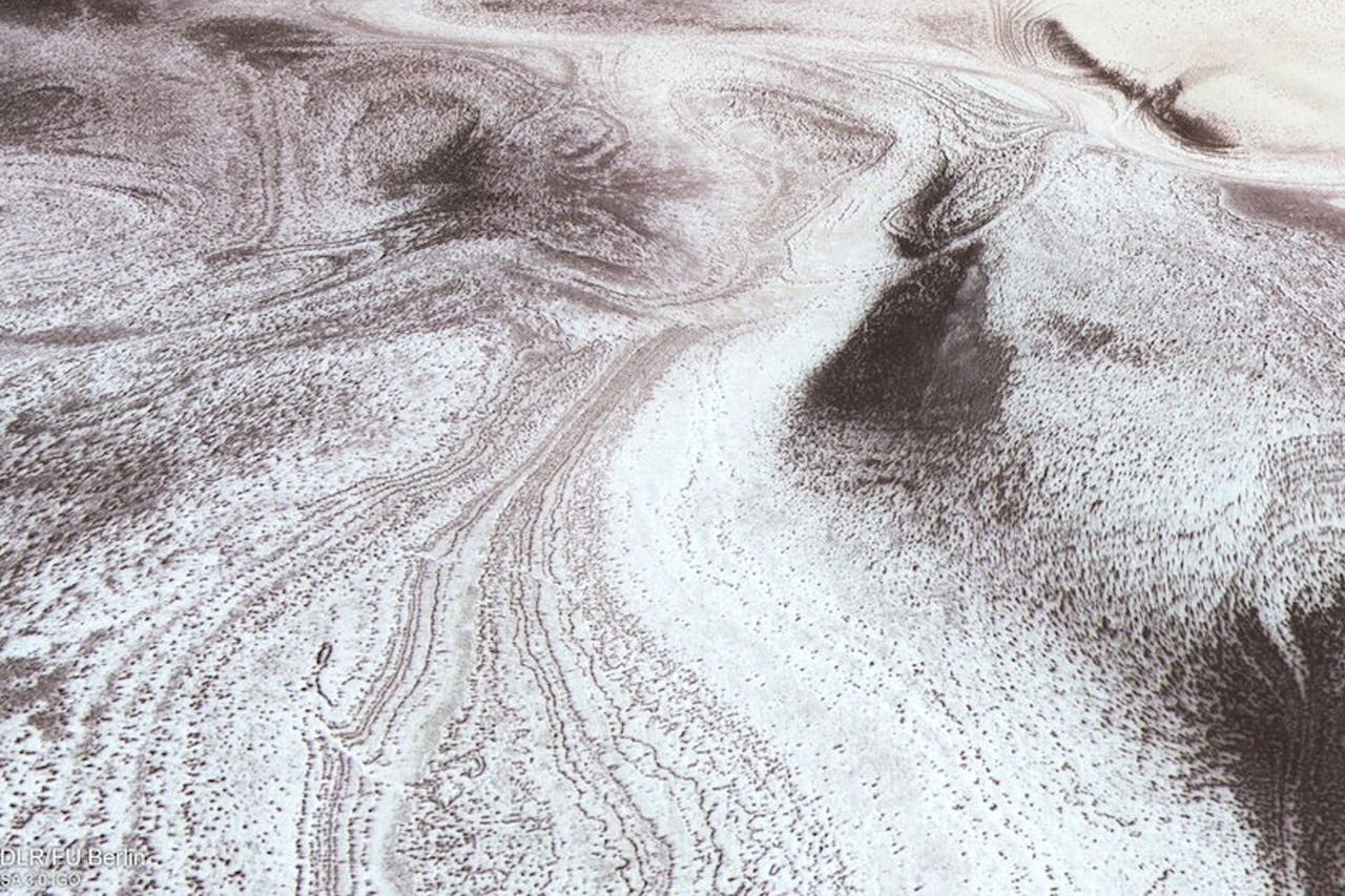 不思議な火星の雪景色。夏にドライアイスの雪が降る
