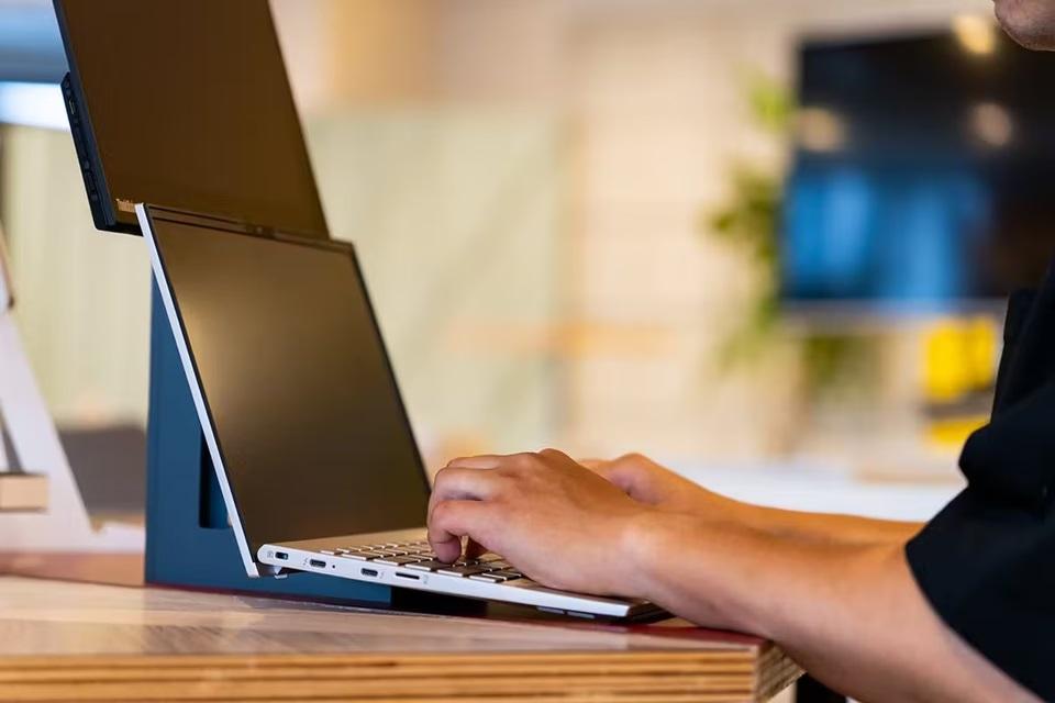 モニター縦置き設置の革命児。｢WING BINDER｣で生産性アップ、10秒で