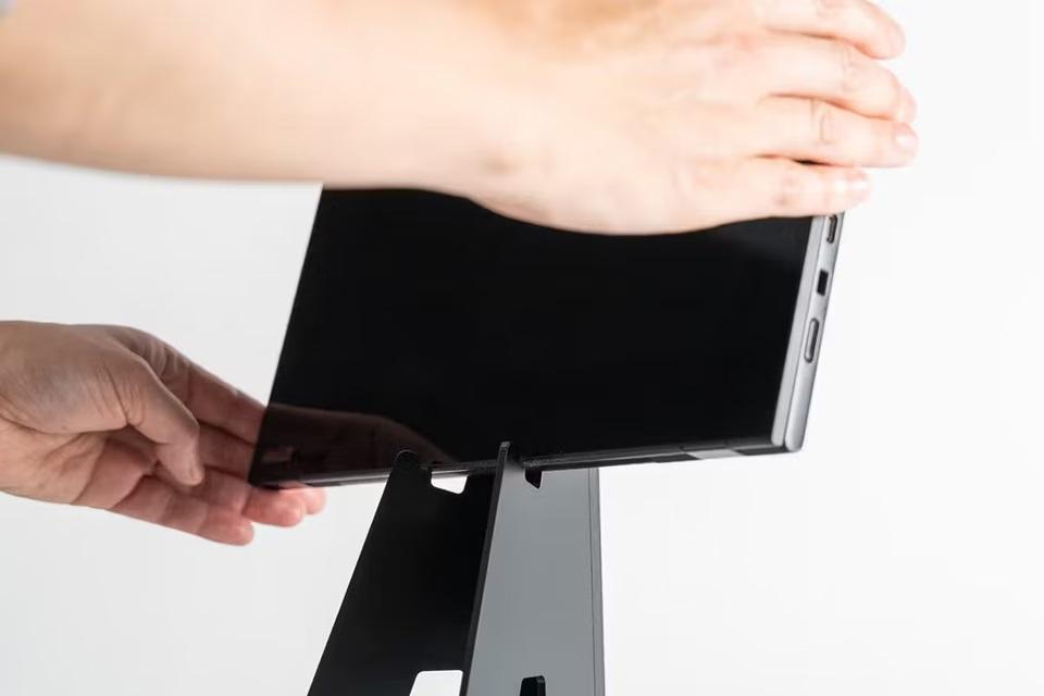 モニター縦置き設置の革命児。「WING BINDER」で生産性アップ、10秒で