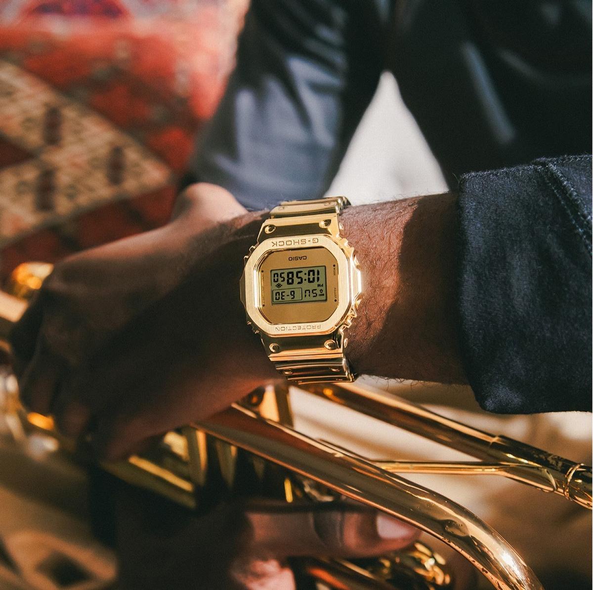 パッと見、金属調のG-SHOCK。実は強さとしなやかさを両立した新素材を 