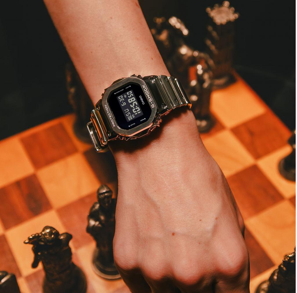 パッと見、金属調のG-SHOCK。実は強さとしなやかさを両立した新素材を