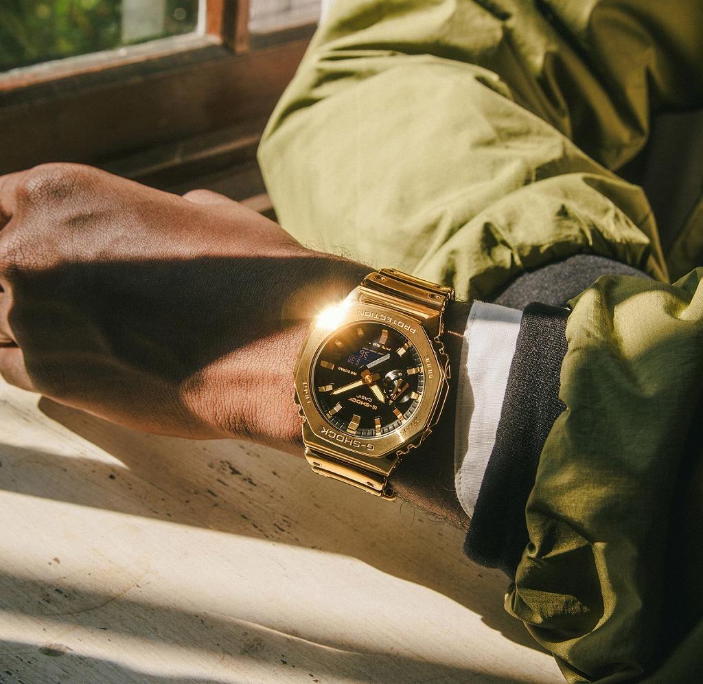 パッと見、金属調のG-SHOCK。実は強さとしなやかさを両立した新素材を