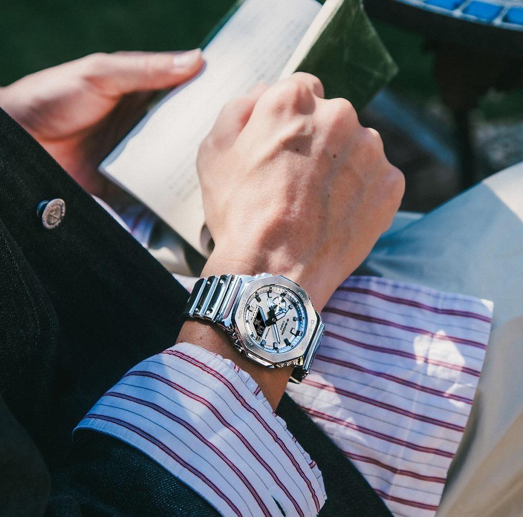 パッと見、金属調のG-SHOCK。実は強さとしなやかさを両立した新素材を