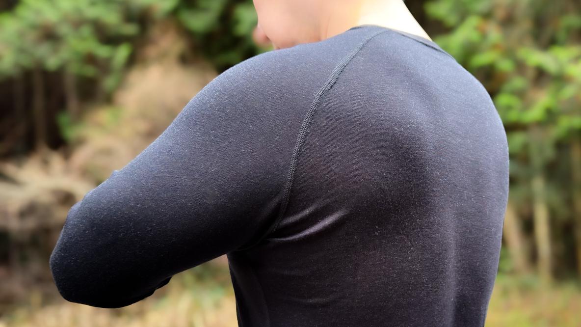 メリノウールが1900円って、ワークマンすげぇ…。汗冷え対策や防臭に