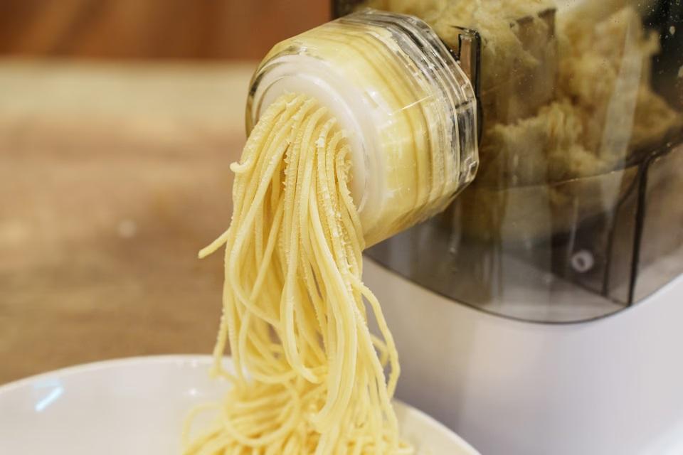 【超美品】全自動生パスタメーカー EF-PM02 もっちもちの生パスタが約10分で！1台で8種類作れる全自動生
