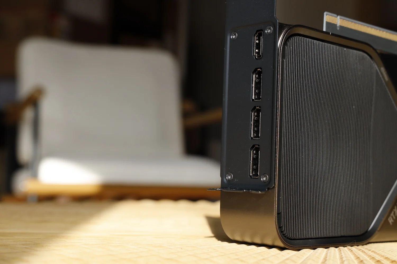エヌビディアの最高峰グラボ、RTX 5090 Founders Editionに触っ エヌビディアの最高峰グラボ、RTX 5090 Founders Editionに触っ