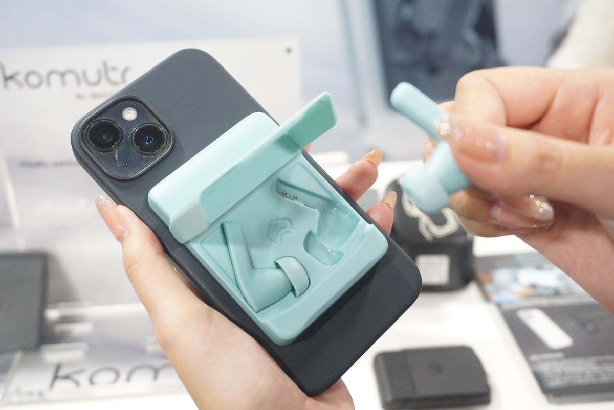持ち運び楽チンだね。スマホに貼っておけるうっすーいワイヤレス