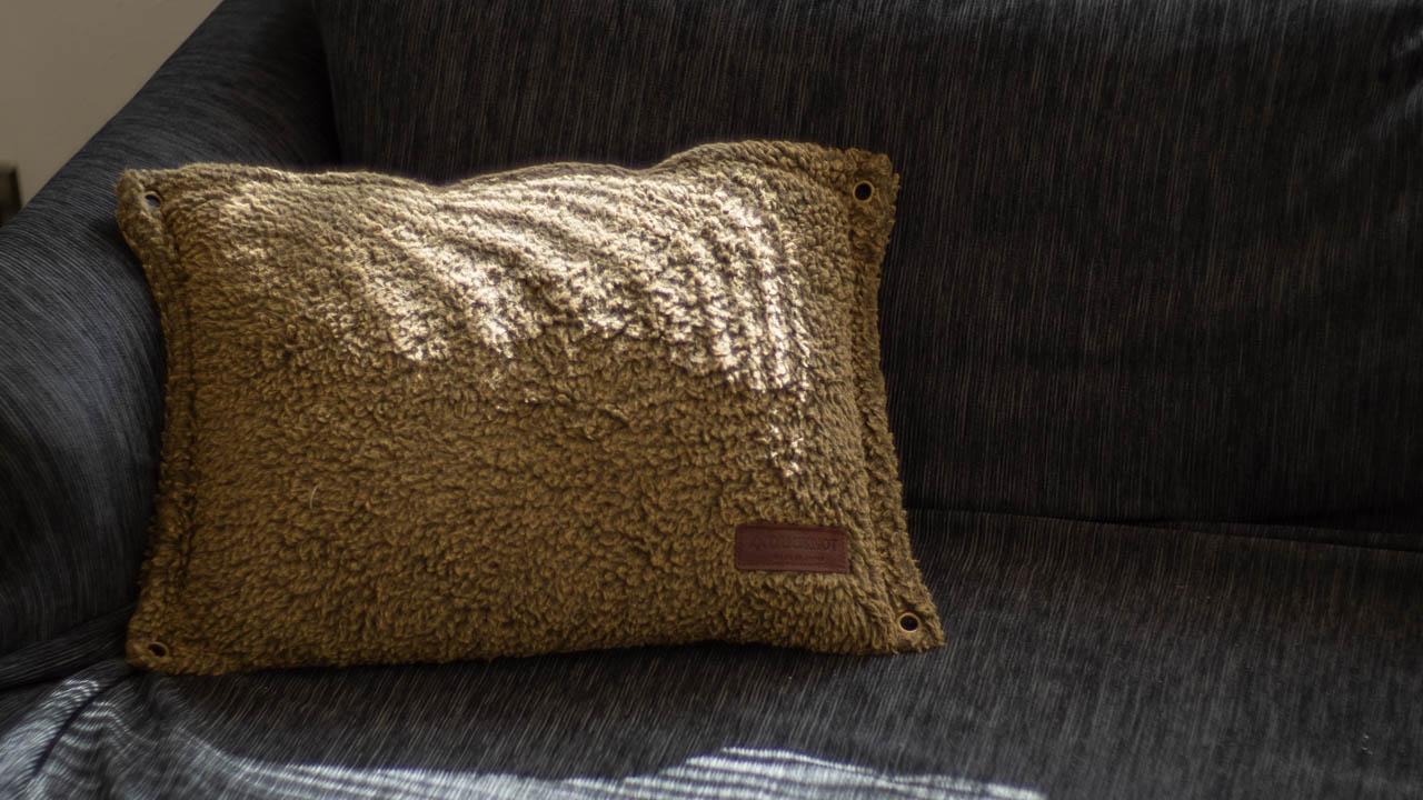 使い心地最高のクッションの中身は「寝袋」でした | ギズモード・ジャパン
