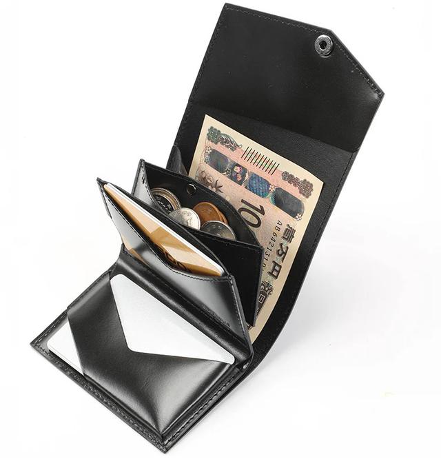 小さいのに収納力抜群。カードもレシートもざくざく入ります