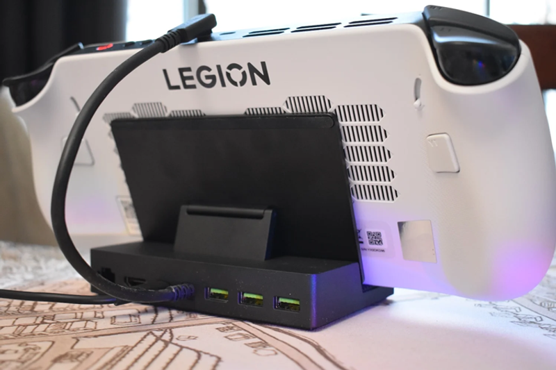 Steam Linkを超えた？ RazerのポータブルゲーミングPCドッグはデキが