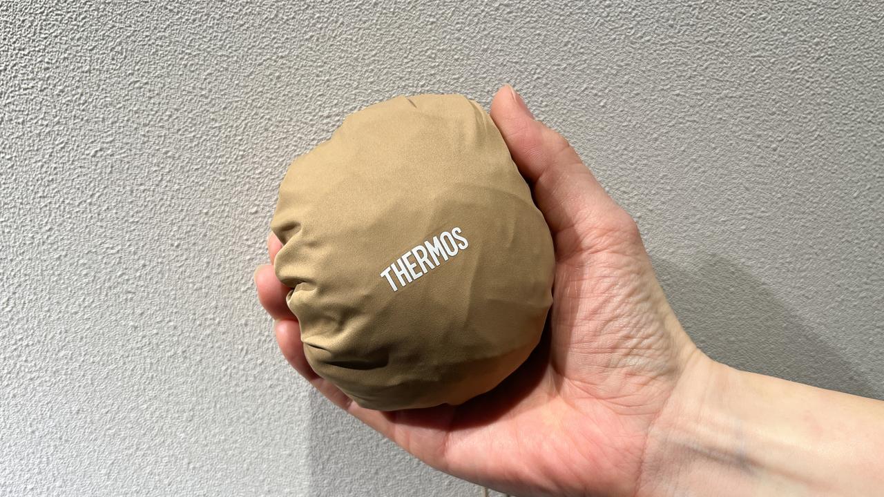 丸めてキュッだけ。サーモスの新作エコバッグがとにかくラク〜