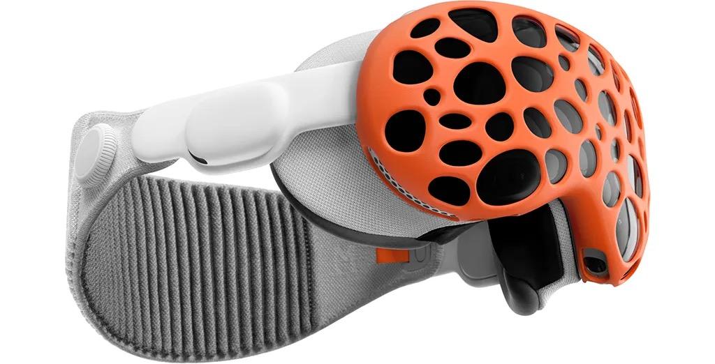 防御力は上がるも精神ダメージも食らう。Apple Vision Pro“呪物”ケース