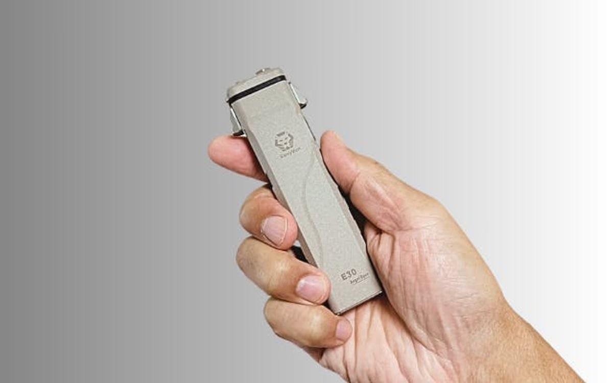 ROVYVON Angel Eyes E30（MAO Limited） 懐中電灯 ライターサイズなのに2600ルーメン！｢ANGEL EYES E30｣の明るさ