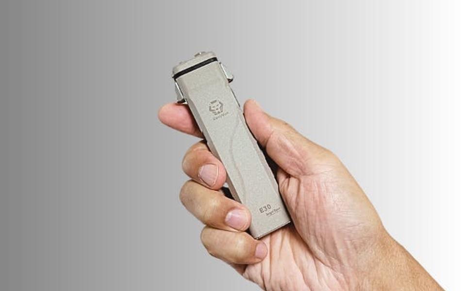 ライターサイズなのに2600ルーメン！｢ANGEL EYES E30｣の明るさ＆タフさ